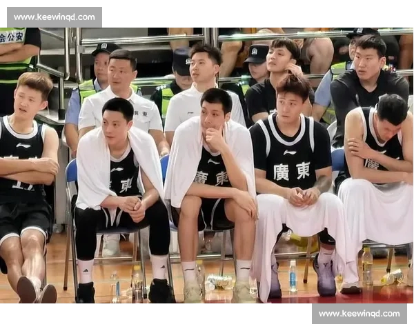 篮球比分定格赛场瞬间胜负悬念引爆球迷热情全场攻防对决高潮不断终场哨响前后